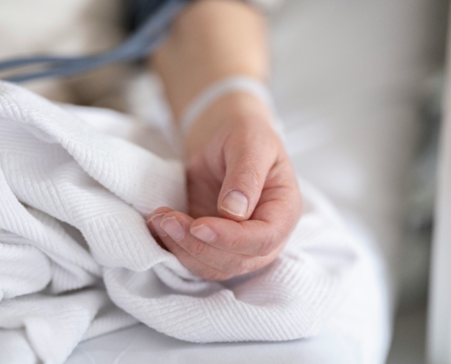 Hand im Spitalbett